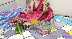 Indisches mms-Video mit einer heißen Frau, die einen Salat macht und von Hunden gefickt wird 0 min 50 s