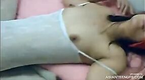 Video de sexo indio de esposa con los ojos vendados que se da placer con una polla de goma 10 mín. 20 sec