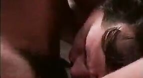 La chatte rasée d'une étudiante indienne se fait pilonner durement dans une scène de sexe anal par un inconnu 9 minute 00 sec