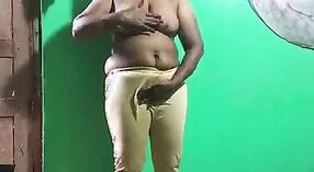 Vanita, la india cachonda en Telugu Kannada y Malayalam, muestra su coño afeitado y sus grandes chiles verdes mientras se da placer 2 mín. 50 sec