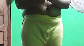 Vanita, la india cachonda en Telugu Kannada y Malayalam, muestra su coño afeitado y sus grandes chiles verdes mientras se da placer 3 mín. 40 sec