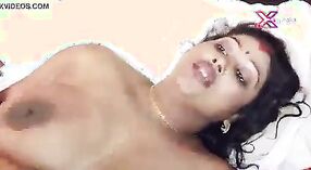 インディアンbhabhiは彼女のパートナーとホットなセックスビデオの後に裸になります 7 分 50 秒