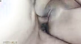 Indiase seks Video: kijken naar een heet Hottie krijgen Fingered en Cummed op in Close-up 3 min 50 sec