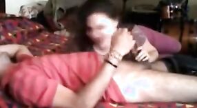 インドの女の子は、蒸し暑いビデオでセクシュアリティを探ります 1 分 10 秒