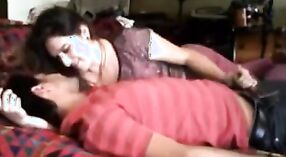 Indiase meisjes verkennen hun seksualiteit in een stomende video 0 min 0 sec