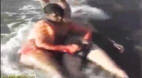 Adolescente india se pone abajo y sucio en la playa en este video de cámara oculta 1 mín. 20 sec