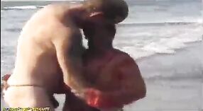 Adolescente india se pone abajo y sucio en la playa en este video de cámara oculta 0 mín. 0 sec