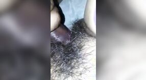 Dua lesbian terangsang menikmati permainan solo dengan dildo ganda 1 min 20 sec