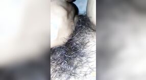 Dos lesbianas cachondas se entregan al juego en solitario con un consolador doble 1 mín. 50 sec