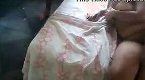 Indyjska żona oddaje się podwójnej penetracji z dwoma facetami 7 / min 00 sec