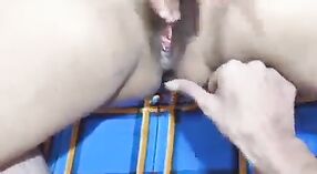 Une indienne se fait étirer la chatte poilue et humide dans cette vidéo maison 2 minute 00 sec