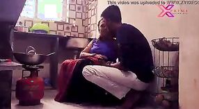 Une écolière indienne devient coquine avec Dewar pendant que son mari est absent 3 minute 40 sec