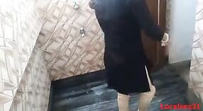 Chica india con grandes tetas monta una polla dura en este video porno caliente 8 mín. 20 sec