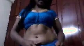 Vídeo de sexo da tia indiana real com acção de rapariga Boazona 1 minuto 20 SEC