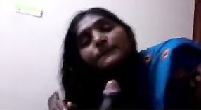 Vídeo de sexo da tia indiana real com acção de rapariga Boazona 0 minuto 40 SEC