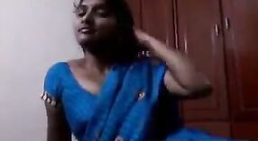 Echt Indisch aunty ' s seks video-met heet meisje actie 0 min 50 sec