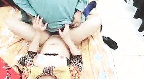 インドのベイビーは夫と一緒に蒸し暑いビデオで自慰行為をします 1 分 20 秒