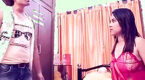 Индийская красотка шалит со своим парнем во время выполнения домашней работы 1 минута 30 сек