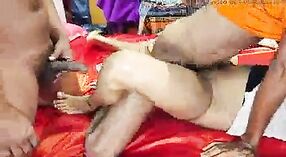 Las chicas bengalíes se entregan al sexo ardiente entre ellas en este video porno universitario indio 1 mín. 20 sec