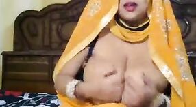 性感的印度辣妹带有大乳房向男友展示他们的网络摄像头技能 1 敏 10 sec