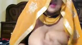 性感的印度辣妹带有大乳房向男友展示他们的网络摄像头技能 2 敏 00 sec