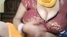 性感的印度辣妹带有大乳房向男友展示他们的网络摄像头技能 6 敏 10 sec