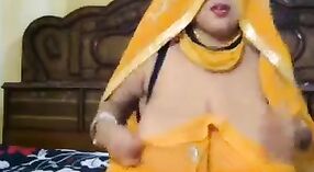 Сексуальные индийские красотки с большой грудью демонстрируют свои навыки работы по веб-камере своему парню 0 минута 0 сек