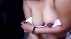 Desi bhabhi con giovane corpo gode lei soggiorno a casa 1 min 20 sec