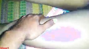 ದೇಸಿ ಪತ್ನಿ ತನ್ನ ರೂಮ್ಮೇಟ್ ಮತ್ತು ಗಂಡನ Wowmoyback ಮೊಬೈಲ್ ವೀಡಿಯೊ ಒಂದು ತ್ರಿಕ ಆನಂದಿಸುತ್ತದೆ 2 ನಿಮಿಷ 00 ಸೆಕೆಂಡು