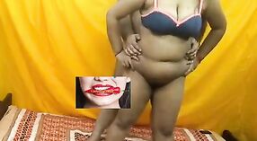 Bangla sexy Mädchen wird in diesem heißen Video ungezogen 4 min 30 s