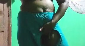 Vanita, eine tamilische Telugu-Kannada- und Malayalam-Hindi-Frau, gönnt sich sinnliches Liebesbeißen und Masturbation mit weißem Rettich 2 min 50 s