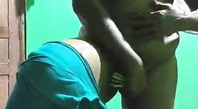 Vanita, eine tamilische Telugu-Kannada- und Malayalam-Hindi-Frau, gönnt sich sinnliches Liebesbeißen und Masturbation mit weißem Rettich 9 min 30 s