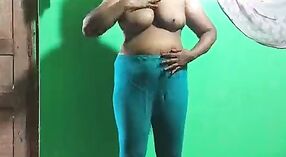 Vanita, eine tamilische Telugu-Kannada- und Malayalam-Hindi-Frau, gönnt sich sinnliches Liebesbeißen und Masturbation mit weißem Rettich 0 min 0 s