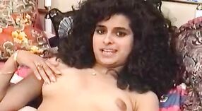 Indyjski piękno z a krzywego ciało masturbates dla jej chłopak 12 / min 00 sec