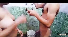 Indiano cameriera Sonia prende catturati presa un bagno da lei capo 8 min 40 sec