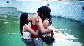 Schwules Paar genießt Dreier am Pool mit Frau, Freund und einem anderen Mann 1 min 10 s