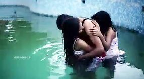 Schwules Paar genießt Dreier am Pool mit Frau, Freund und einem anderen Mann 2 min 00 s
