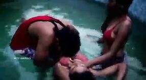Schwules Paar genießt Dreier am Pool mit Frau, Freund und einem anderen Mann 8 min 40 s
