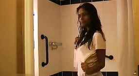 Nena india se entrega al juego de la ducha humeante y la masturbación 0 mín. 0 sec