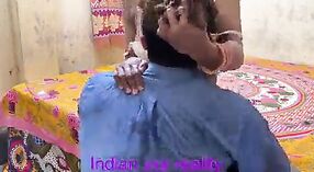 セクシーな先生のビデオ：ヒンディー語のおばさんは激しく犯されます 5 分 20 秒