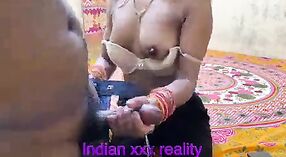 セクシーな先生のビデオ：ヒンディー語のおばさんは激しく犯されます 6 分 10 秒