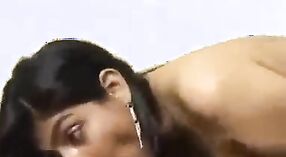 Nena india se ensucia con un sexy video xxx de ella bebiendo cerveza y siendo follada 15 mín. 00 sec