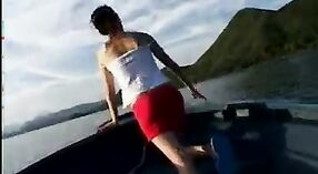 شاب فتاة هندية في سراويل حمراء يحصل المشاغب على متن قارب مع قرنية الرجل 34 دقيقة 50 ثانية