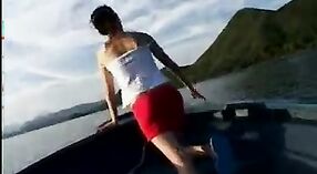 Una joven india en bragas rojas se pone traviesa en un barco con un chico cachondo 34 mín. 50 sec