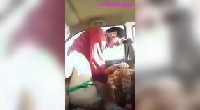 Indische Schönheit wird mit ihrem Ehemann ungezogen im Auto 2 min 00 s
