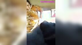 Indische Schönheit wird mit ihrem Ehemann ungezogen im Auto 3 min 40 s