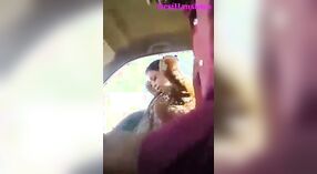भारतीय सौंदर्य उसके पति के साथ कार में शरारती हो जाता है 4 मिन 00 एसईसी
