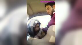 भारतीय सौंदर्य उसके पति के साथ कार में शरारती हो जाता है 0 मिन 0 एसईसी