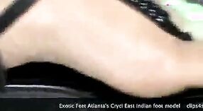 गर्म भारतीय लड़की कार में उसके पैरों के साथ 0 मिन 0 एसईसी