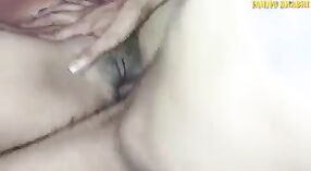 Indyjski mms wideo Sunny Leon oferuje słodkie cipki i mały palec w potrzebie niektóre dysk anal działań 5 / min 50 sec